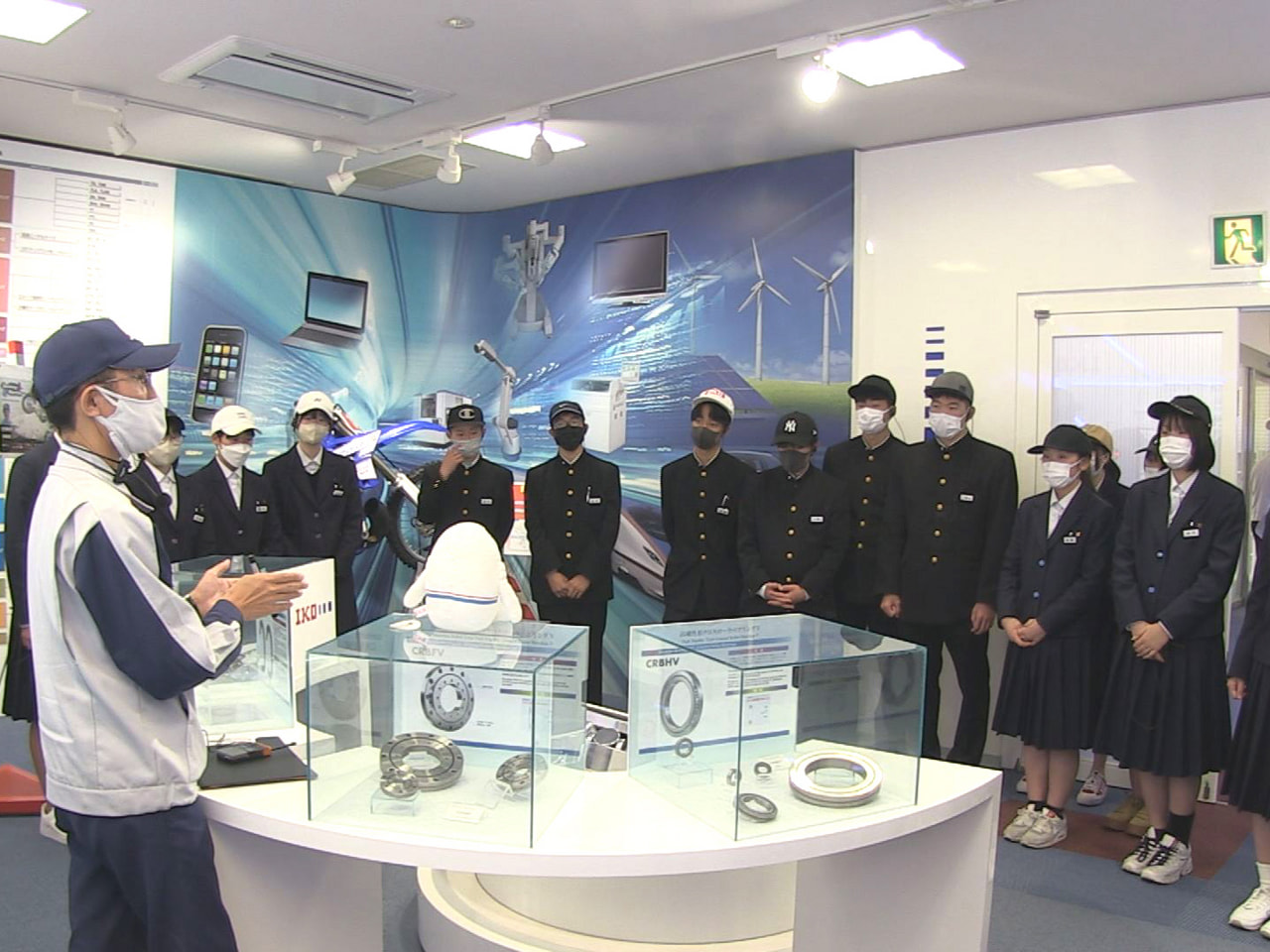 高校生に岐阜県内の企業の魅力をさらに知ってもらおうと、岐阜県美濃市の工場で8日、...