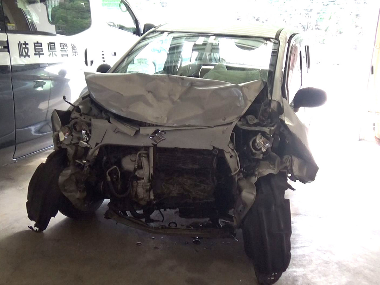 8日朝、岐阜県郡上市の国道で車2台が正面衝突し、軽乗用車を運転していた44歳の男...