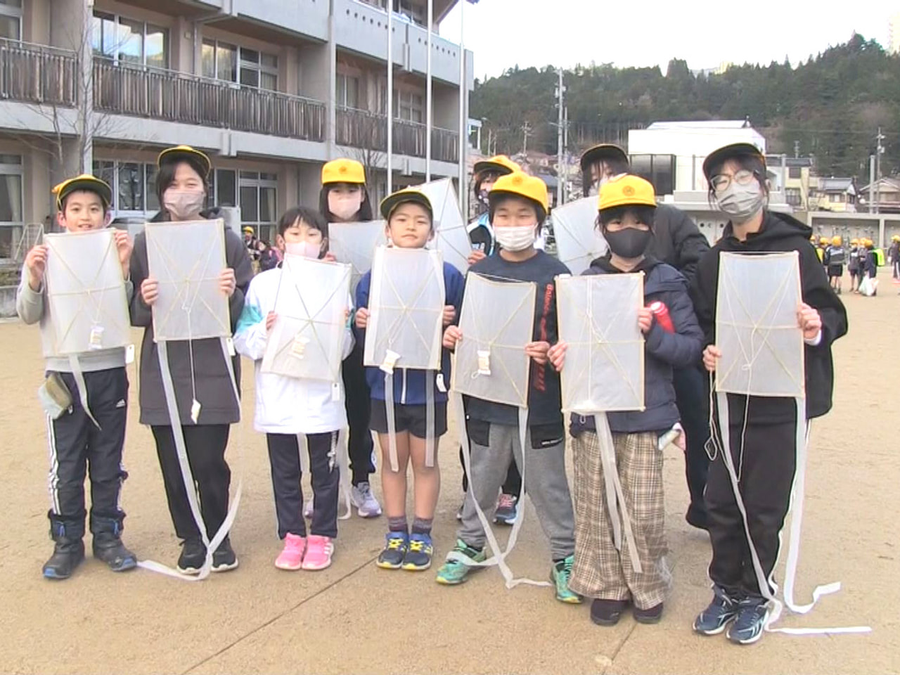 正月を前に岐阜県下呂市の小学校で20日、子どもたちが地域の大人たちから、たこの作...