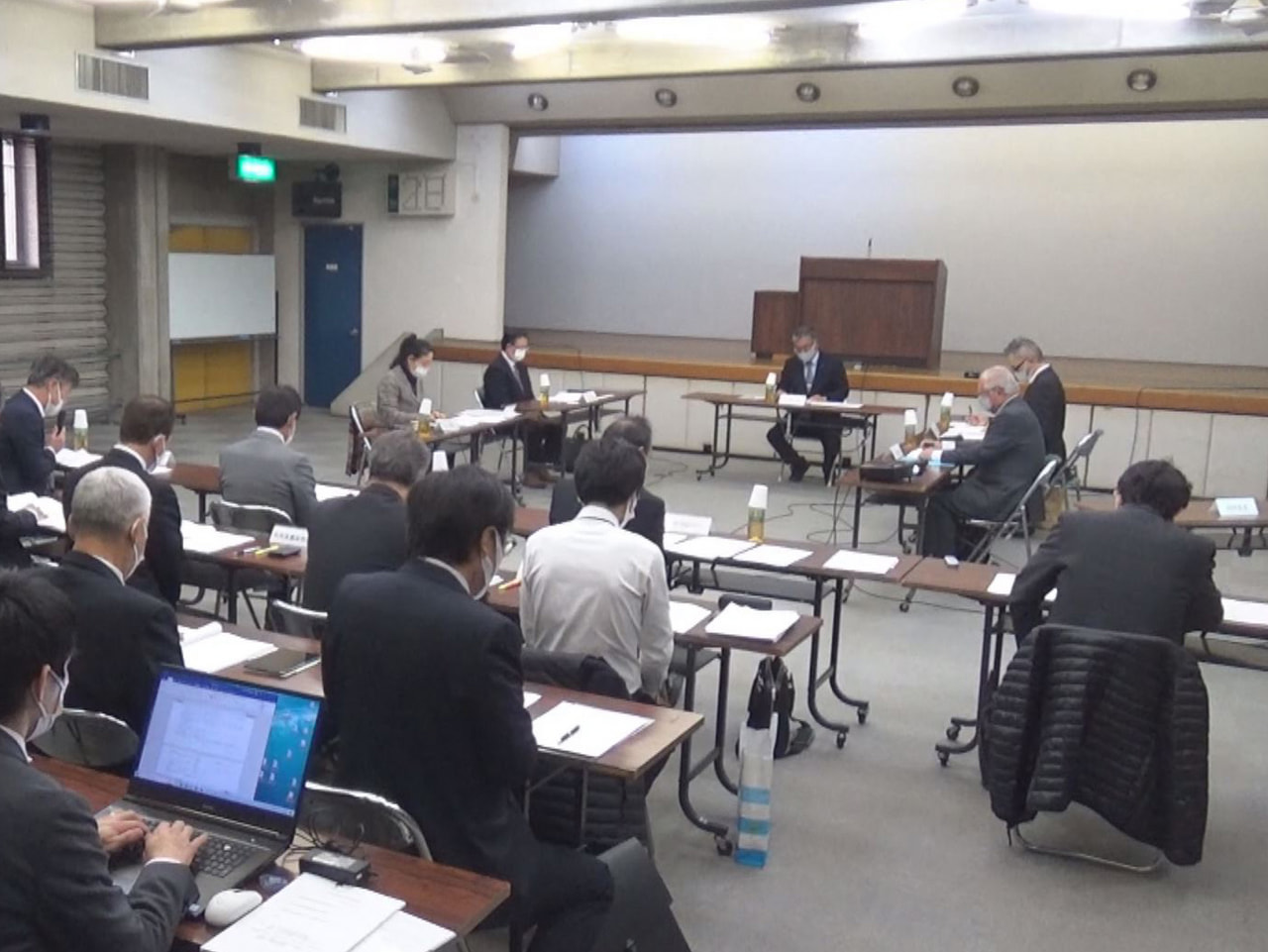 笠松競馬で2022年、競走馬が厩舎などから公道へ逃げ出す事案が相次いでいる問題を...