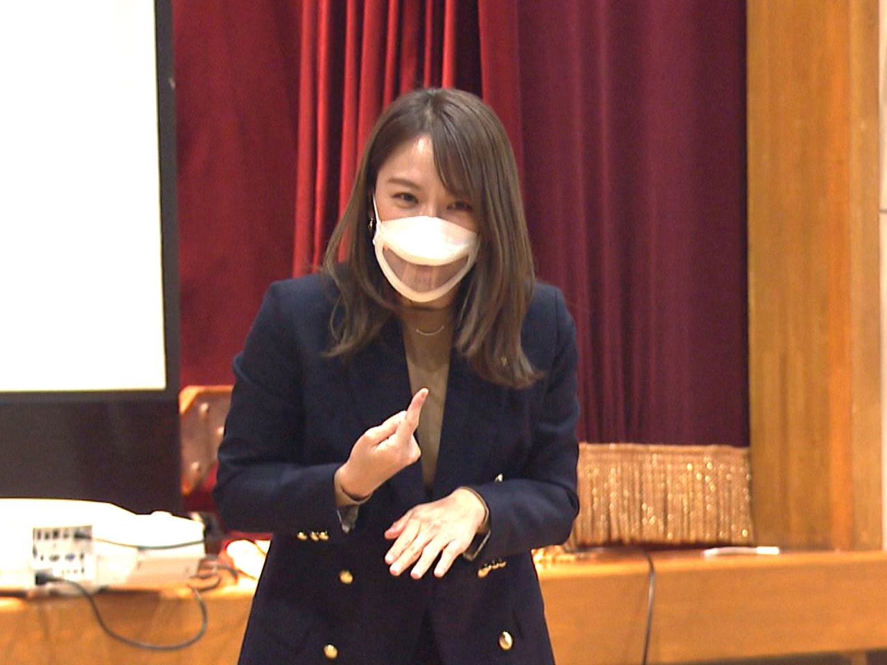 今井絵理子参議院議員が23日、岐阜市の岐阜聾学校を訪れ、児童生徒らと交流を深めま...