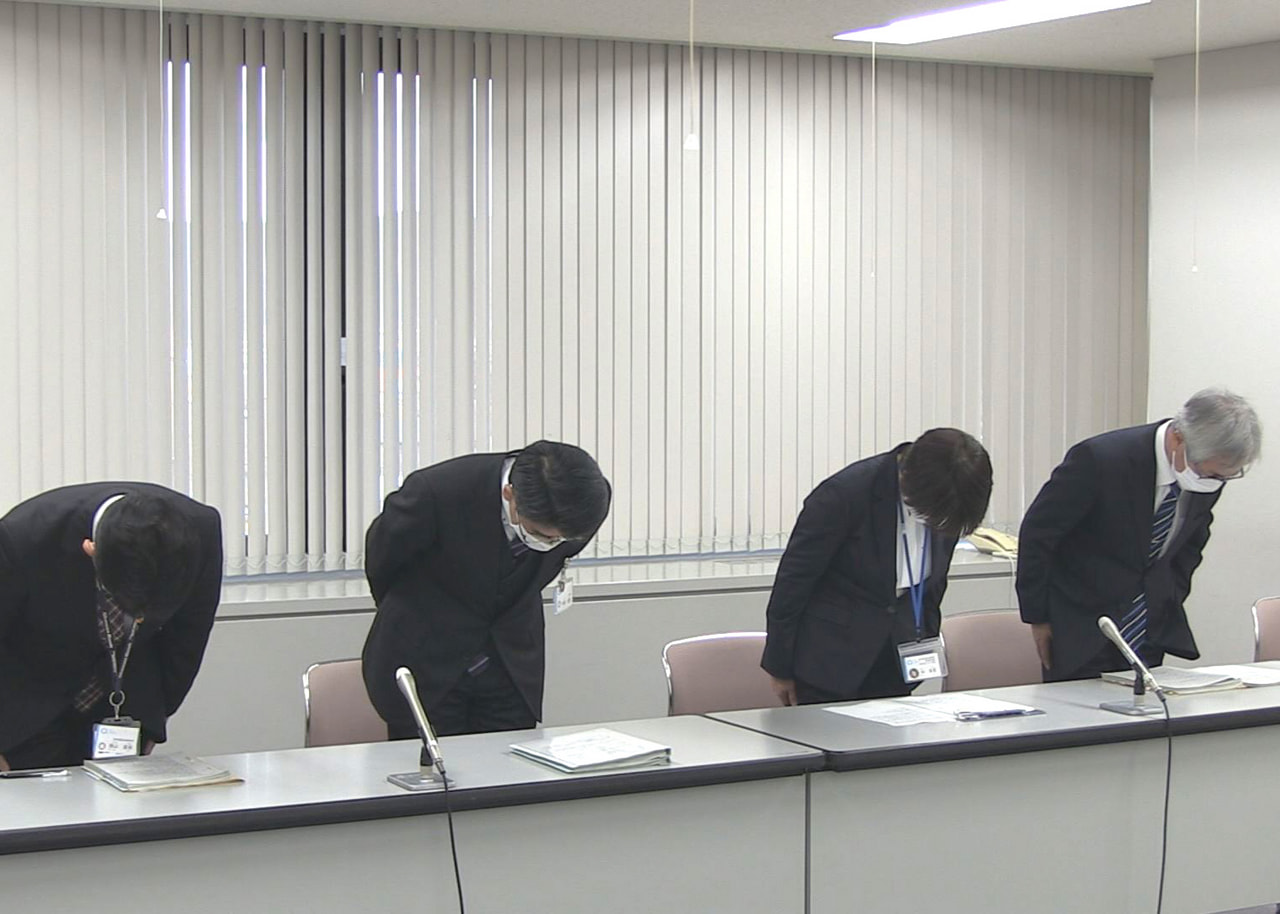 各務原市教育委員会は6日、市内の小学校に勤務する50代の男性教諭が男子児童の頭を...