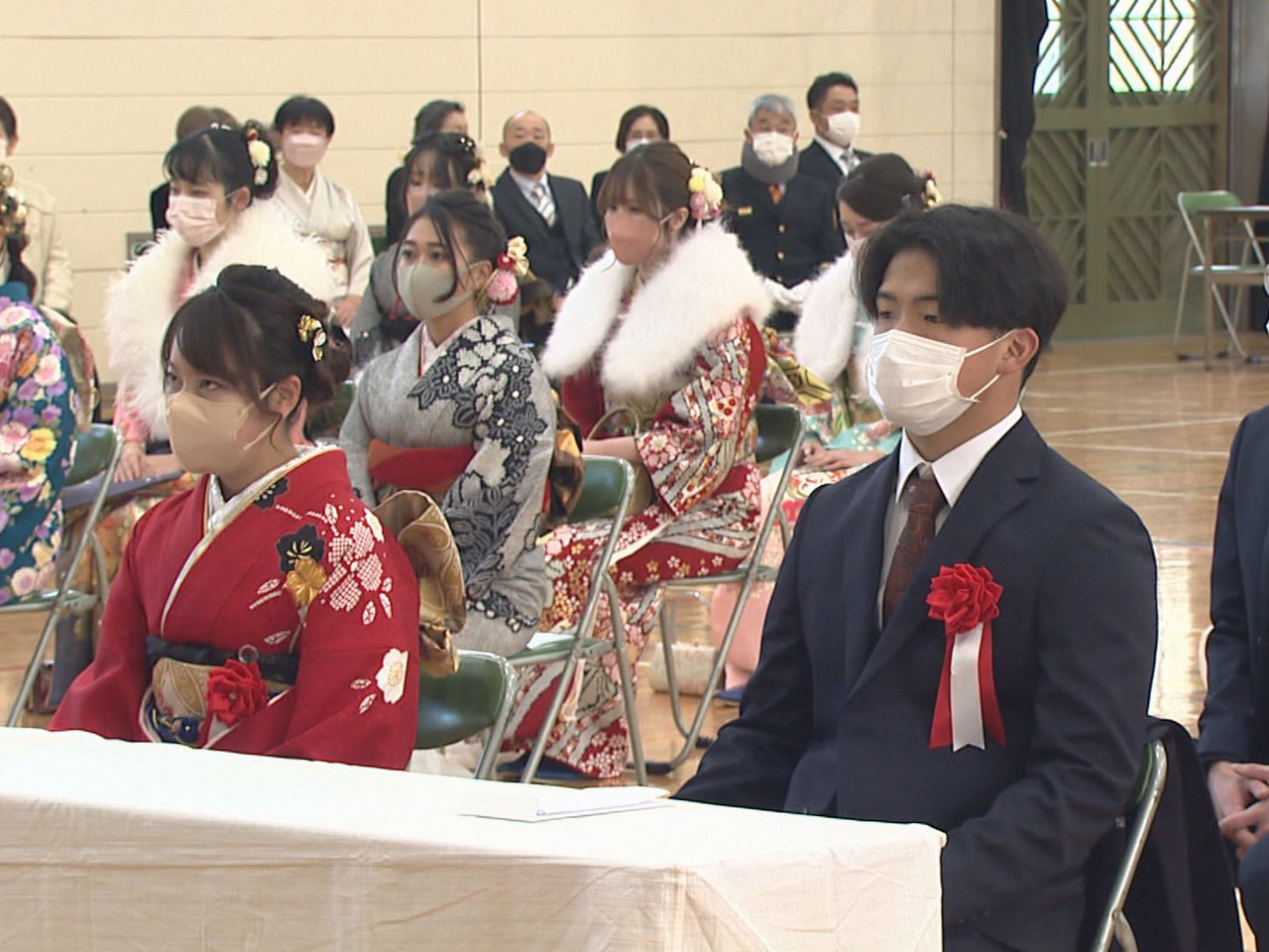 「成人の日」を前に、岐阜市の小学校で8日、20歳を迎える人を対象にした「二十歳の...