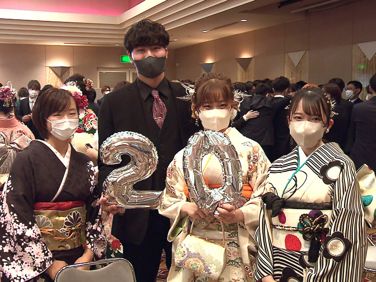 9日は「成人の日」です。 大垣市で「二十歳を祝う会」が開かれ、参加者が旧友や恩師...
