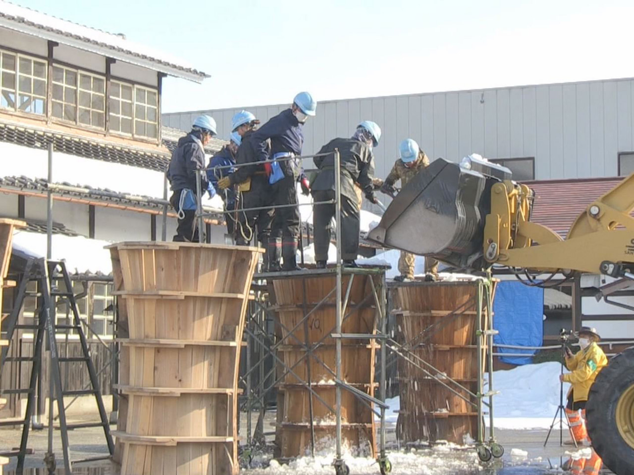 飛騨市古川町の伝統行事「三寺まいり」が、1月15日の夜に営まれるのを前に、市街地...