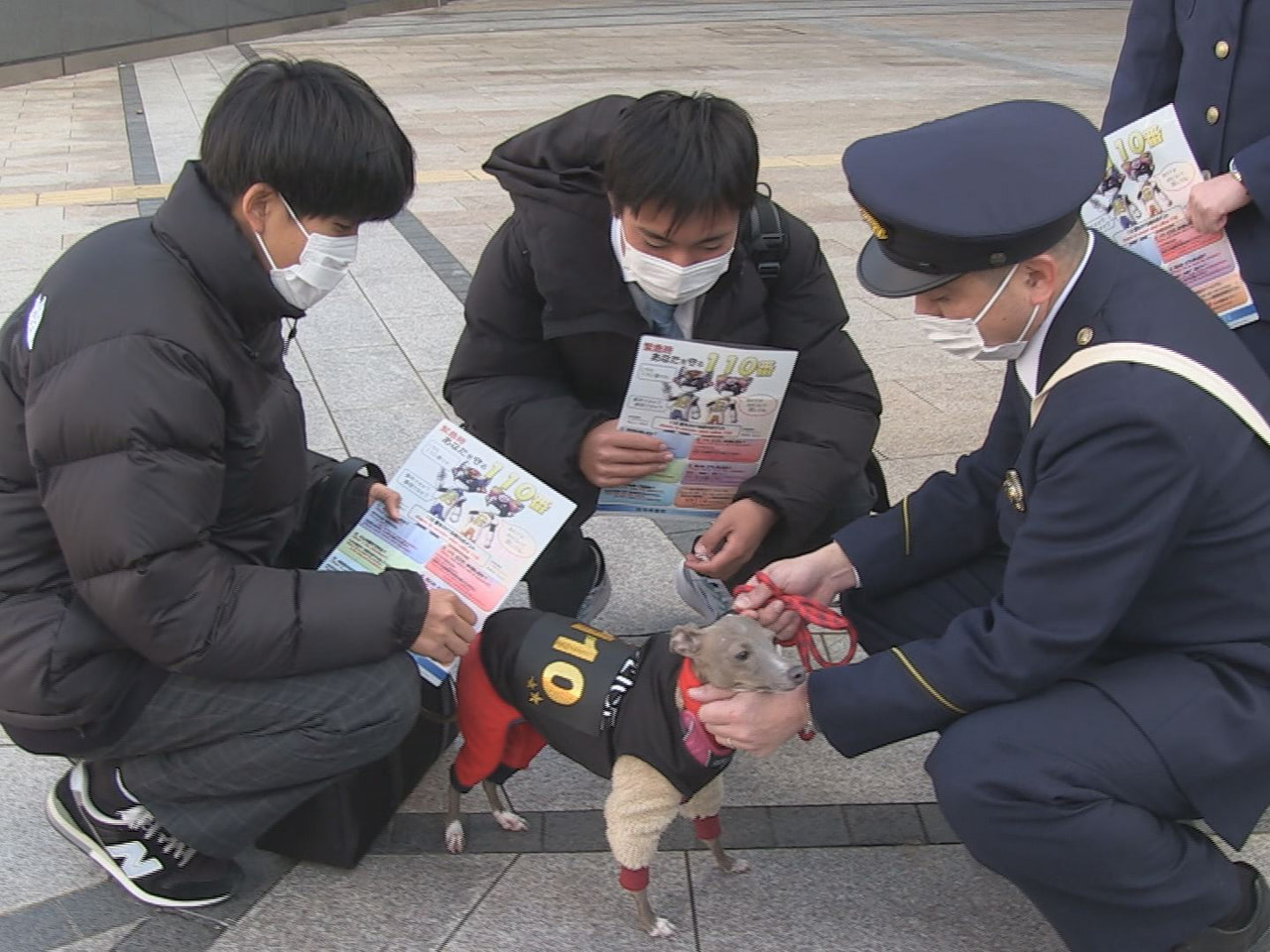 １０日は警察庁が定めた「１１０番の日」。 岐阜中警察署は広報犬として任命した「ワ...