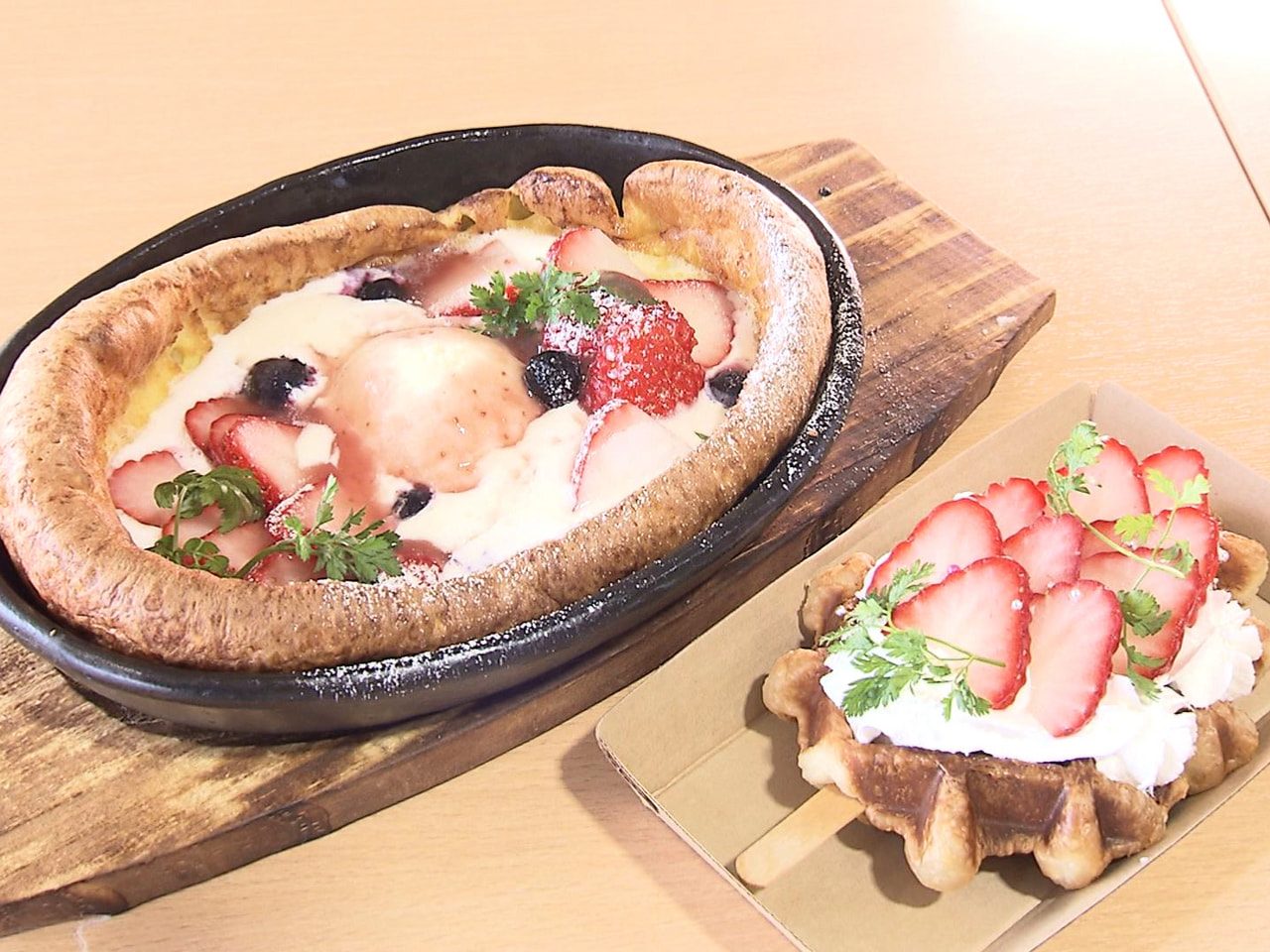 地元産のイチゴ「美濃娘」を使った新スイーツが、山県市の複合施設で発売されました。...