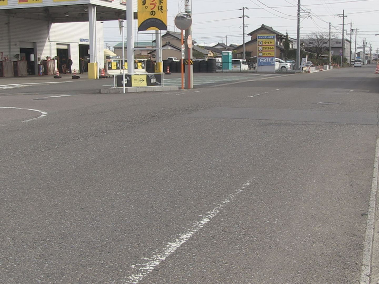 １３日未明、羽島郡岐南町の交差点で軽乗用車とタンクローリーが出合い頭に衝突する事...