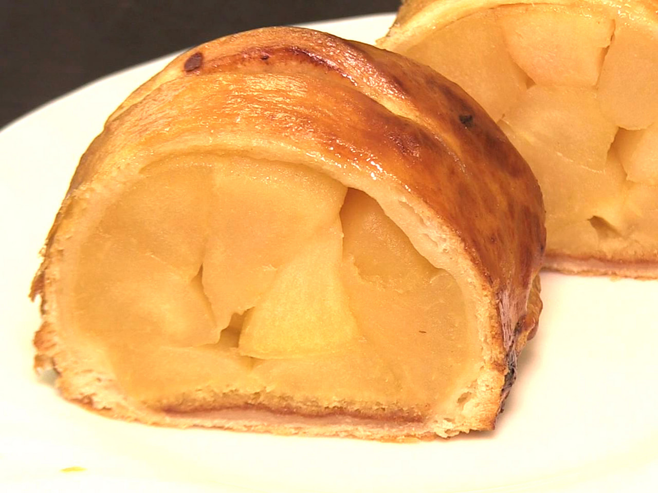 地元産のリンゴをふんだんに使ったアップルパイの製造が岐阜県高山市久々野町で最盛期...