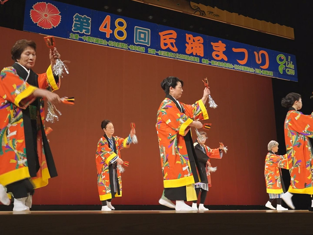 中濃地域の新春を彩る民踊まつりが15日、関市で開かれ、華やかな踊りが来場者を魅了...