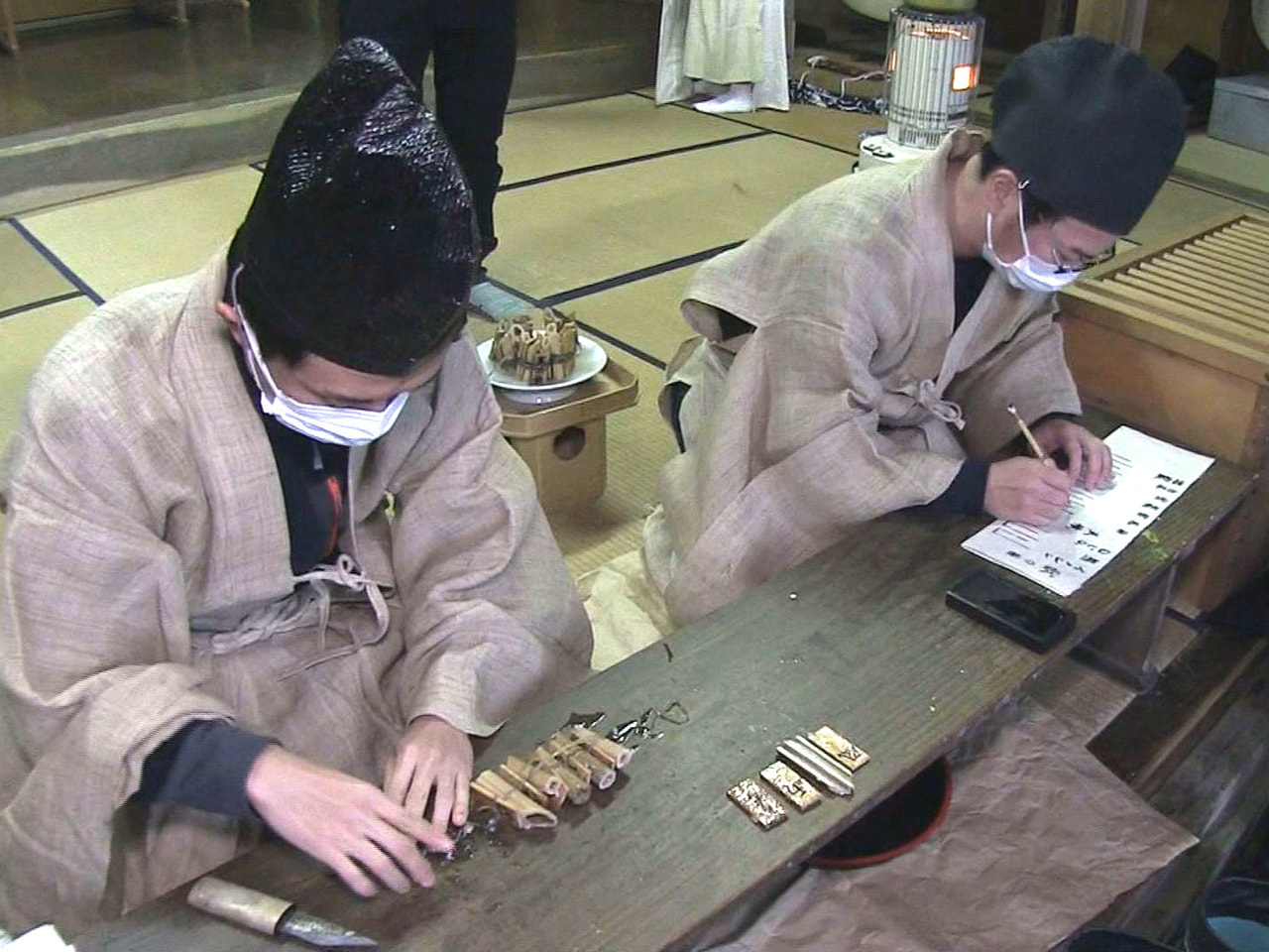 高山市の神社で、ことし一年の吉凶を粥のつまり具合で占う伝統の「管粥(くだがい)神...