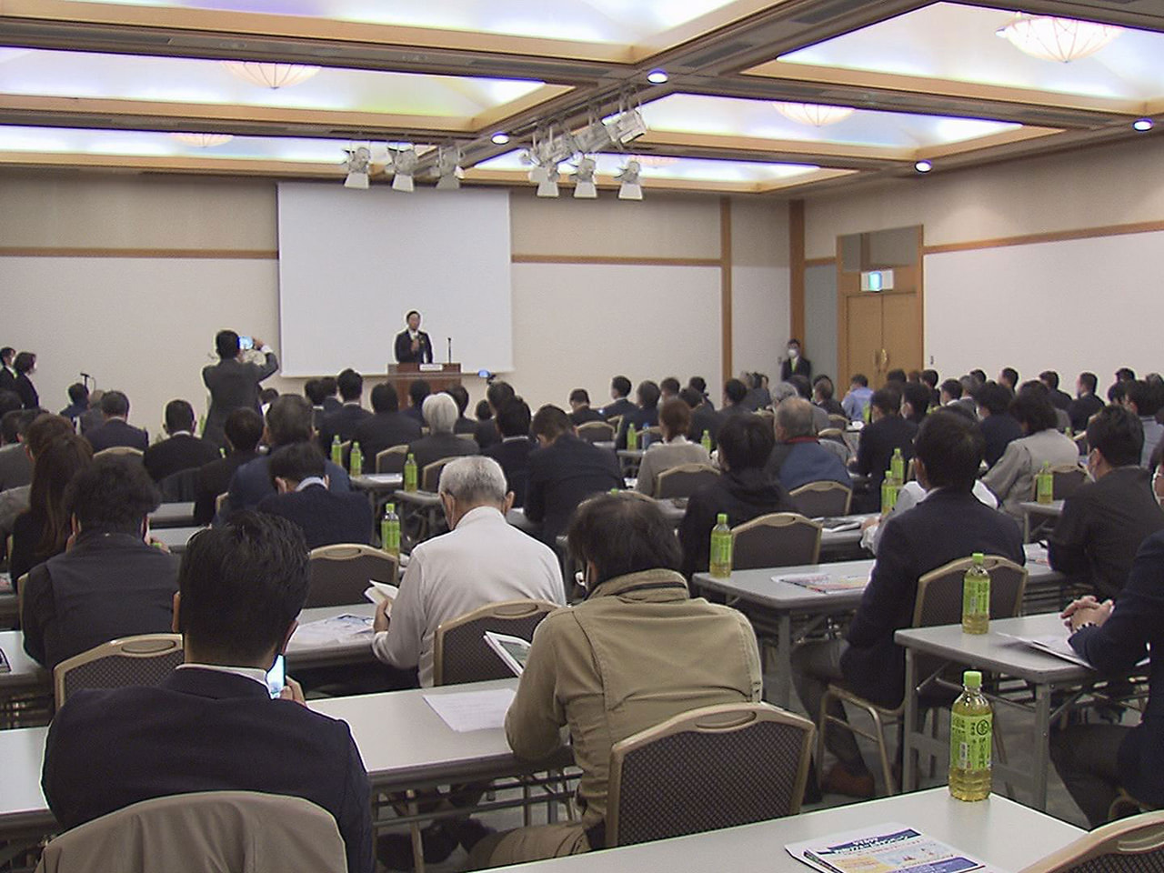 住宅産業でのビジネス戦略を学ぶ講演会が岐阜市で開かれ、関係者約２００人が参加しま...