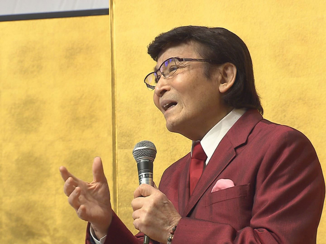 岐阜新聞・岐阜放送懇談会の新春東濃例会が２５日、多治見市で開かれ、演歌歌手のしい...