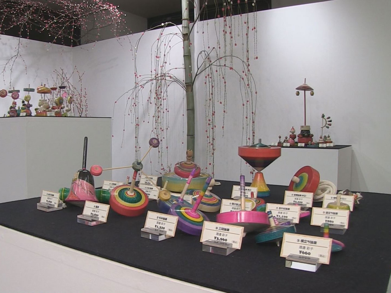 高山市の独楽（こま）作家の作品と飛騨の花もちがコラボした「第２回飛騨のものづくり...