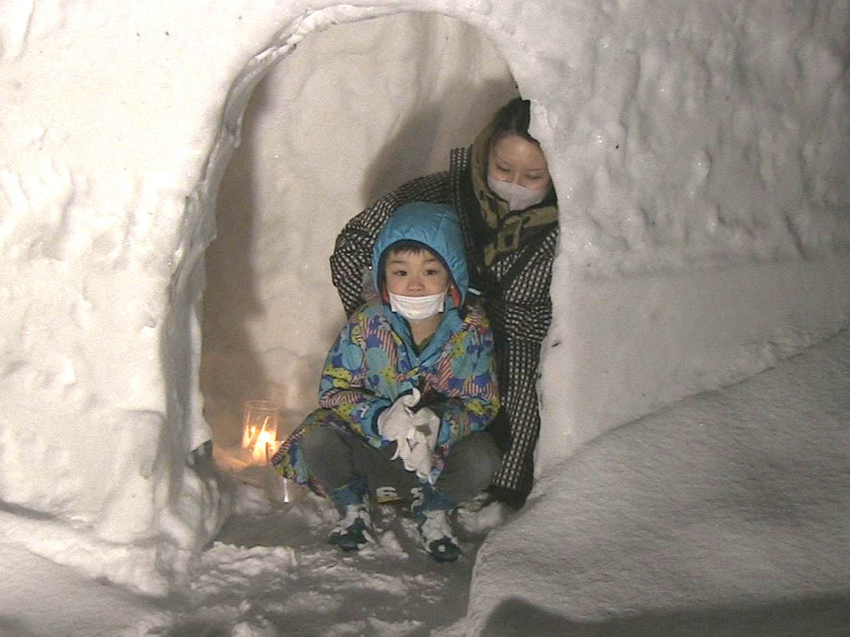 高山市の「中尾かまくらまつり」が１日、３年ぶりに開幕し、来場者がかがり火に照らさ...