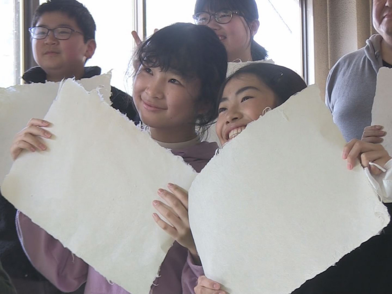 飛騨市の小学６年生の児童が３月の卒業式に向け、地域に伝わる紙すき方法で、卒業証書...