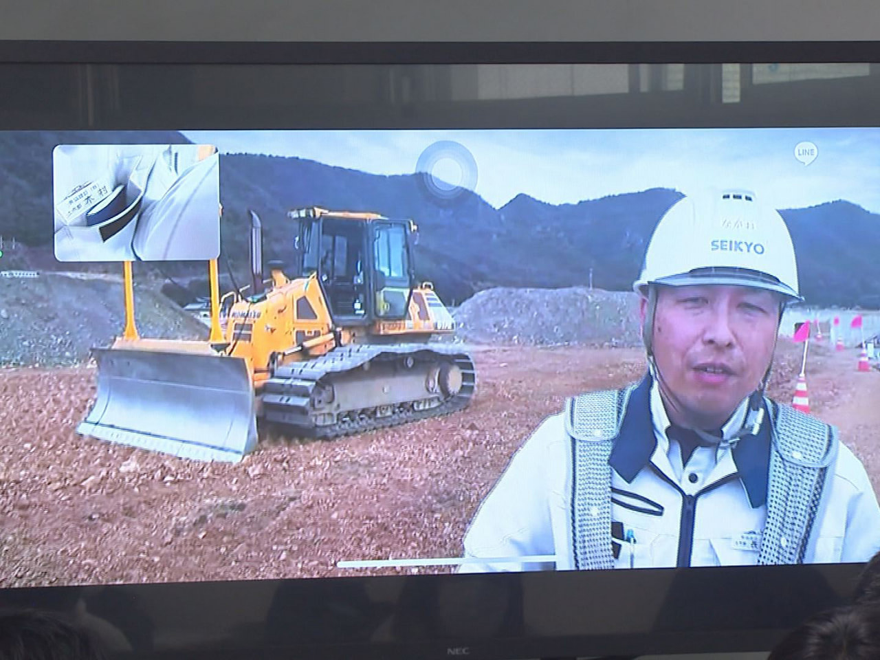 土木技術者を目指す岐阜工業高等専門学校の学生らが7日、東海環状自動車道の工事現場...