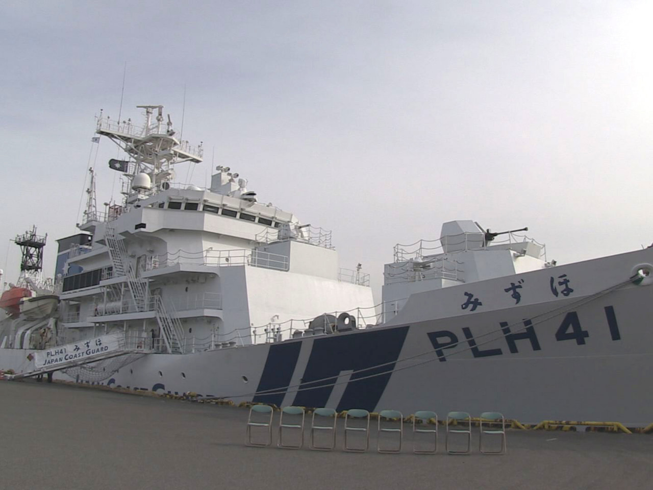 海上保安庁の巡視船「みずほ」の見学会が６日、名古屋港ガーデンふ頭で行われ、報道機...