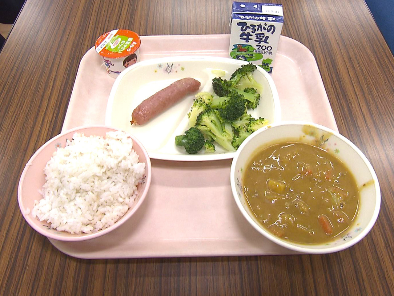 野生鳥獣肉＝ジビエを使った給食が１３日、関市内の小中学校で提供され、児童生徒らが...