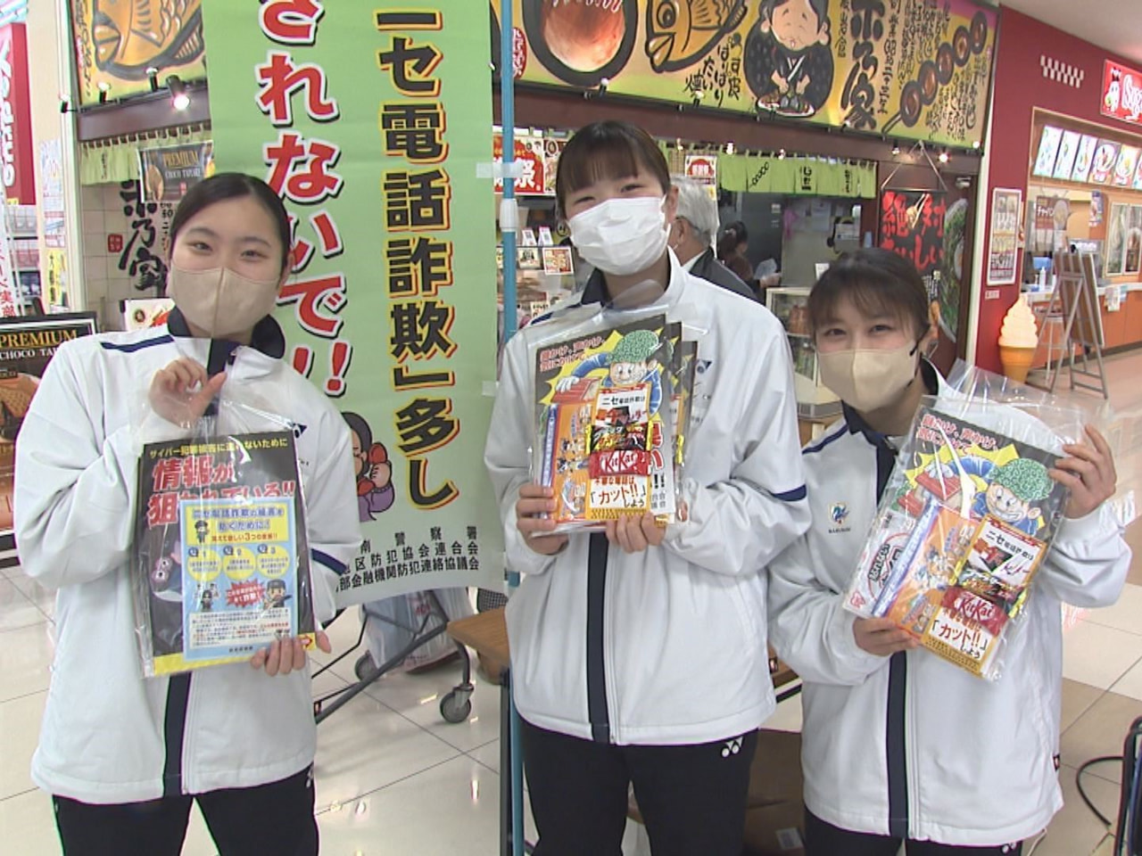 バレンタインデーの１４日、バドミントン女子選手が岐阜市のスーパーでチョコレートな...
