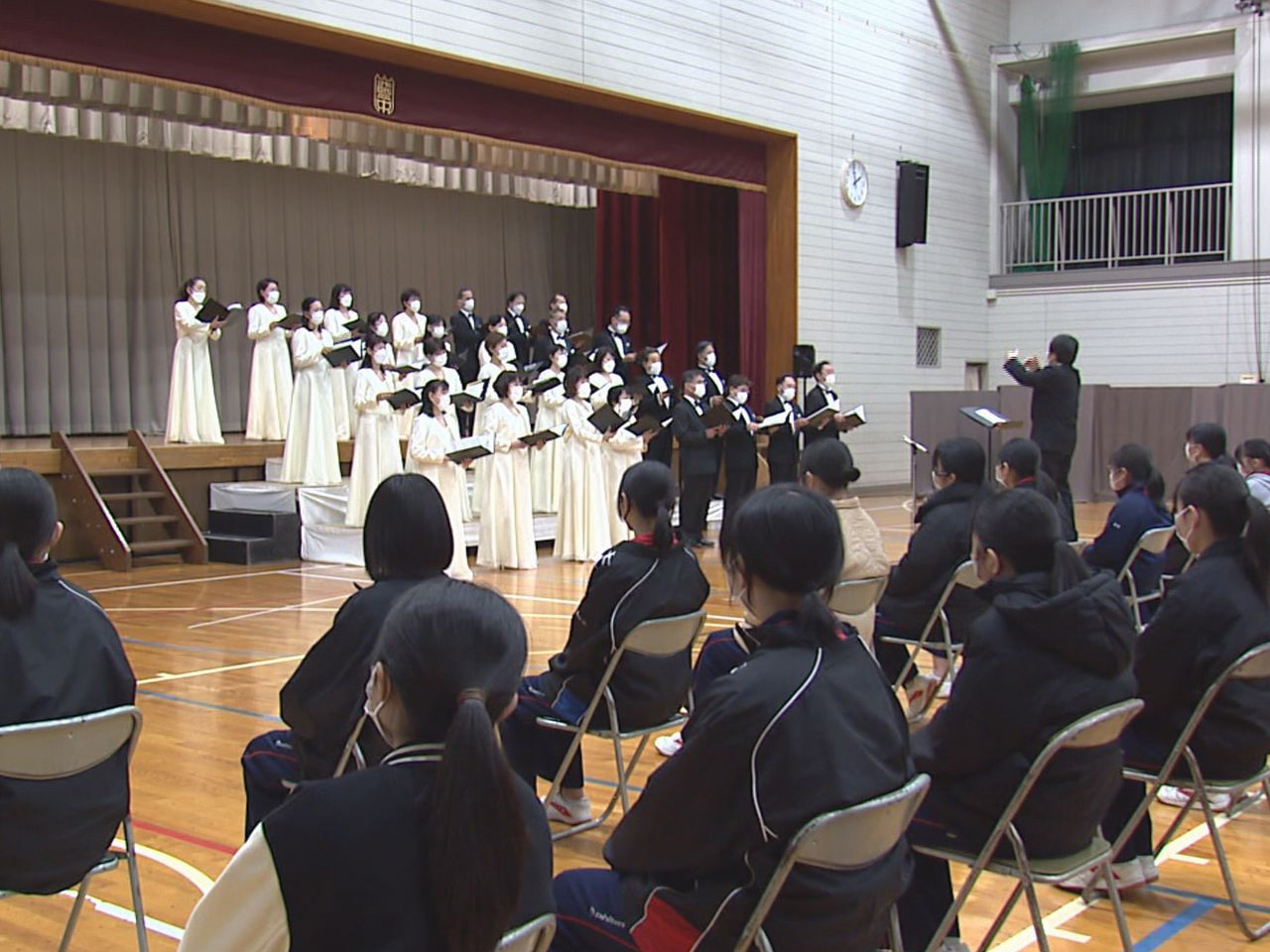 岐阜市の中学校で２０日、東京の合唱団を招いてプロの歌声を聞く芸術鑑賞会が行われま...