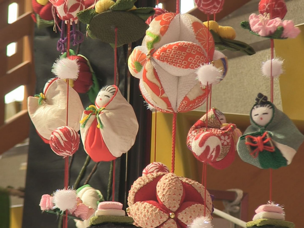 農家の女性らが冬場に制作した色とりどりの「つるし雛」の展示会が、高山市で１９日始...