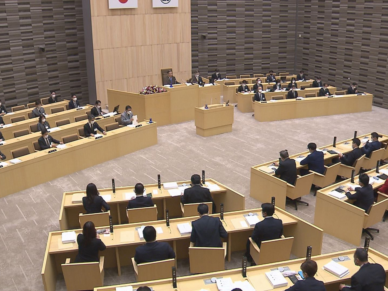 県議会定例会は２２日、新しい議会棟で初めて開会し、過去最大となる８８９７億円の新...