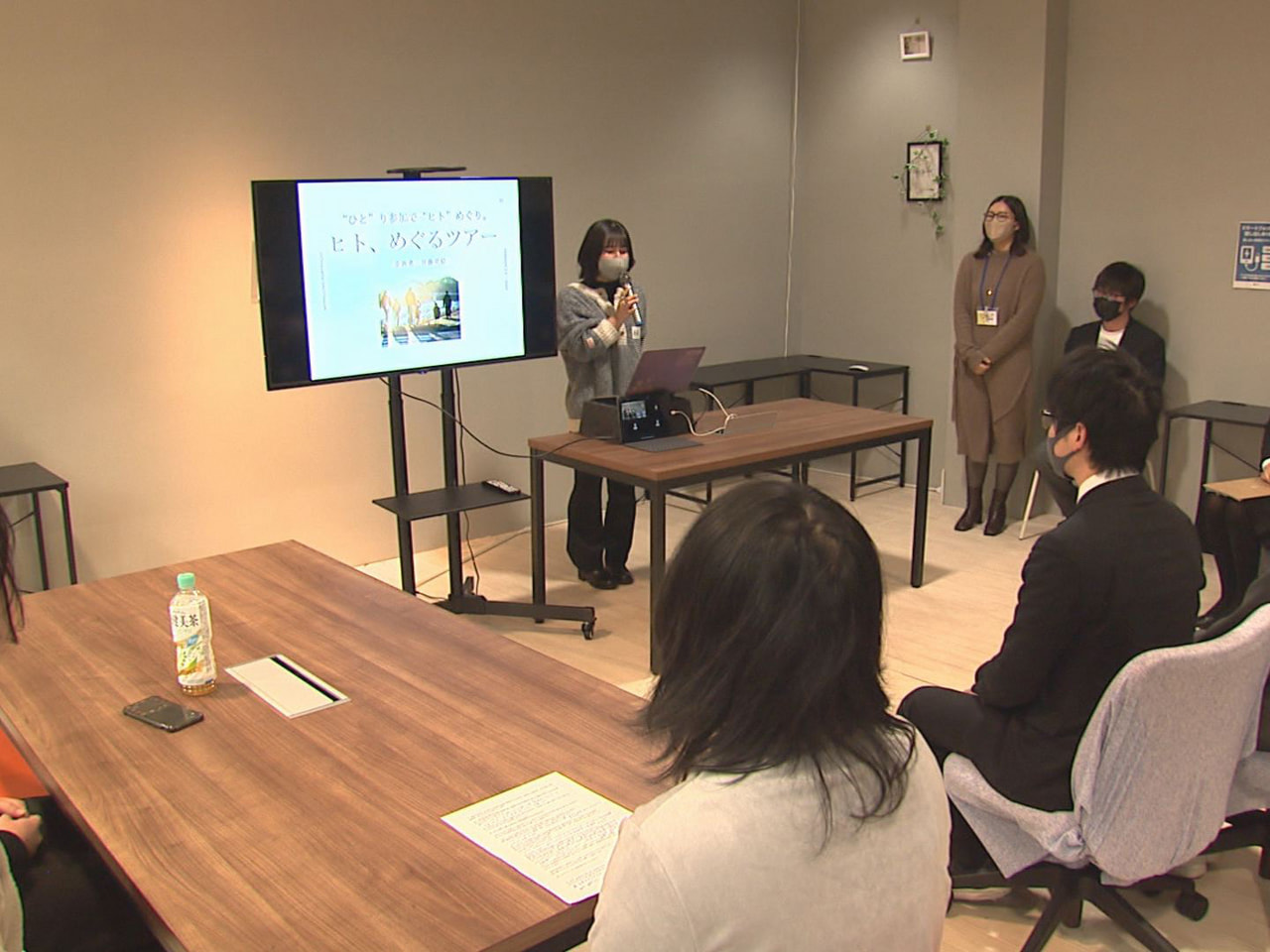 岐阜バスが学生と共同で企画制作したバスツアーとラッピングバスの発表会が、岐阜市で...