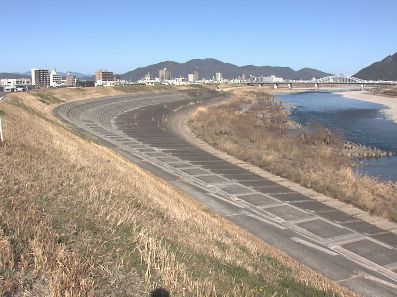 旧岐阜市役所本庁舎の解体工事現場から持ち出した産業廃棄物を岐阜市内の長良川堤防な...