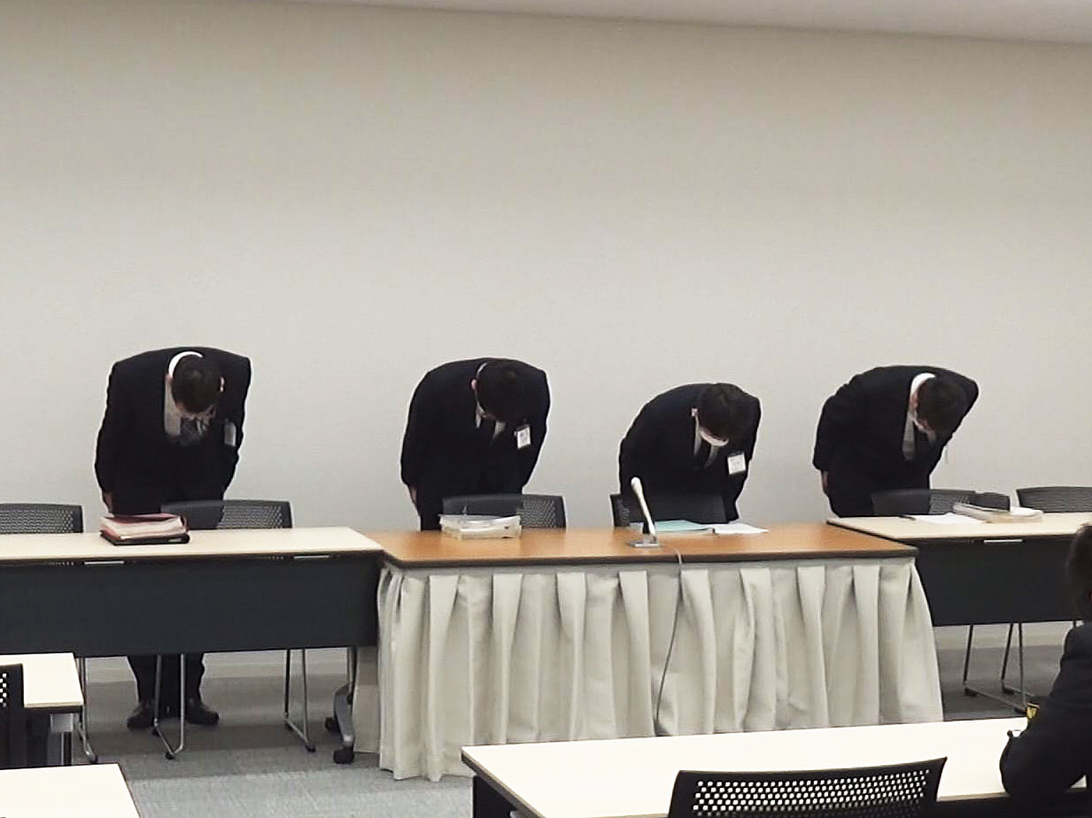 2021年8月、出勤途中に居眠り運転をして事故を起こし、50代の女性にけがをさせ...