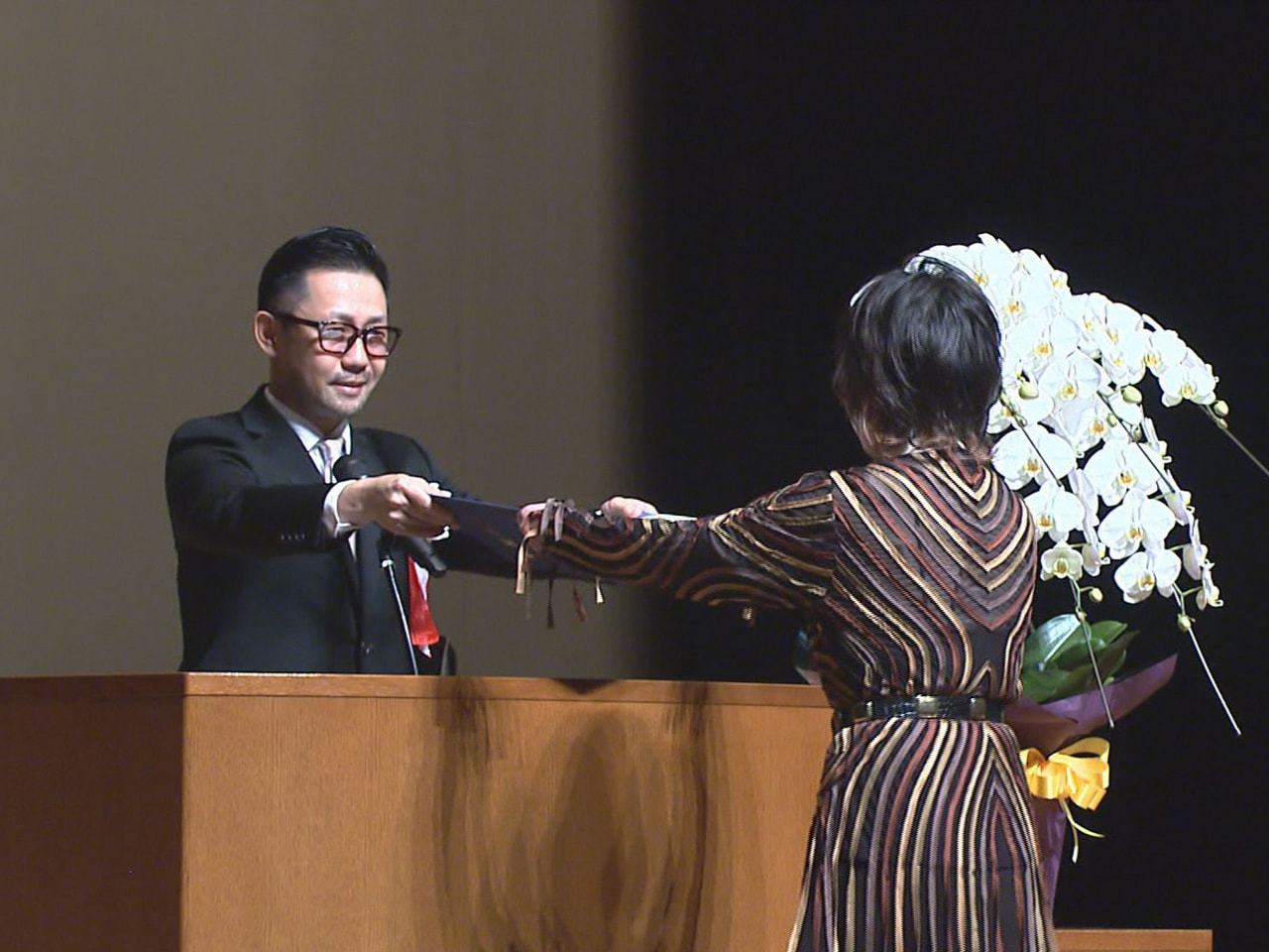 岐阜市のベルフォート美容専門学校の卒業式が１０日行われ、美容師などを目指す学生が...
