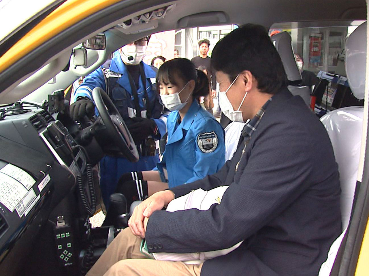 関市にある高速道路のサービスエリアで１２日、岐阜大学の学生が企画した職業体験会が...