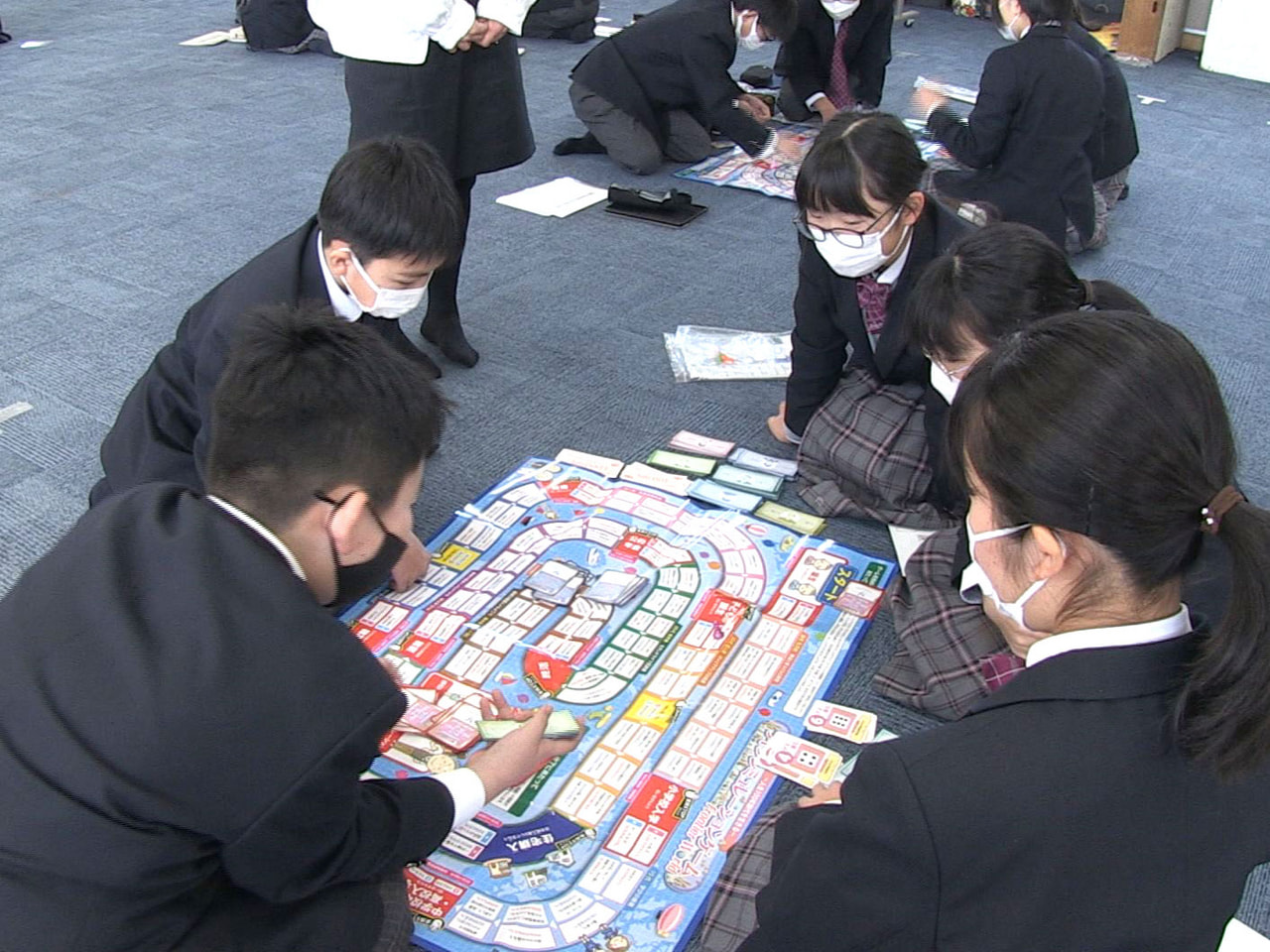美濃加茂市の中学校で１５日、生徒がゲームを通して金融について学ぶ授業が開かれまし...