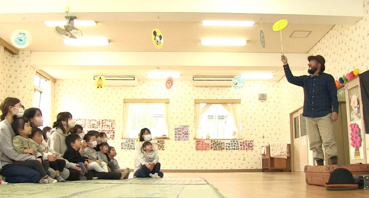 飛騨市の子育て支援センターでお楽しみ会が開かれ、地元の道化師が入園間近の親子らを...