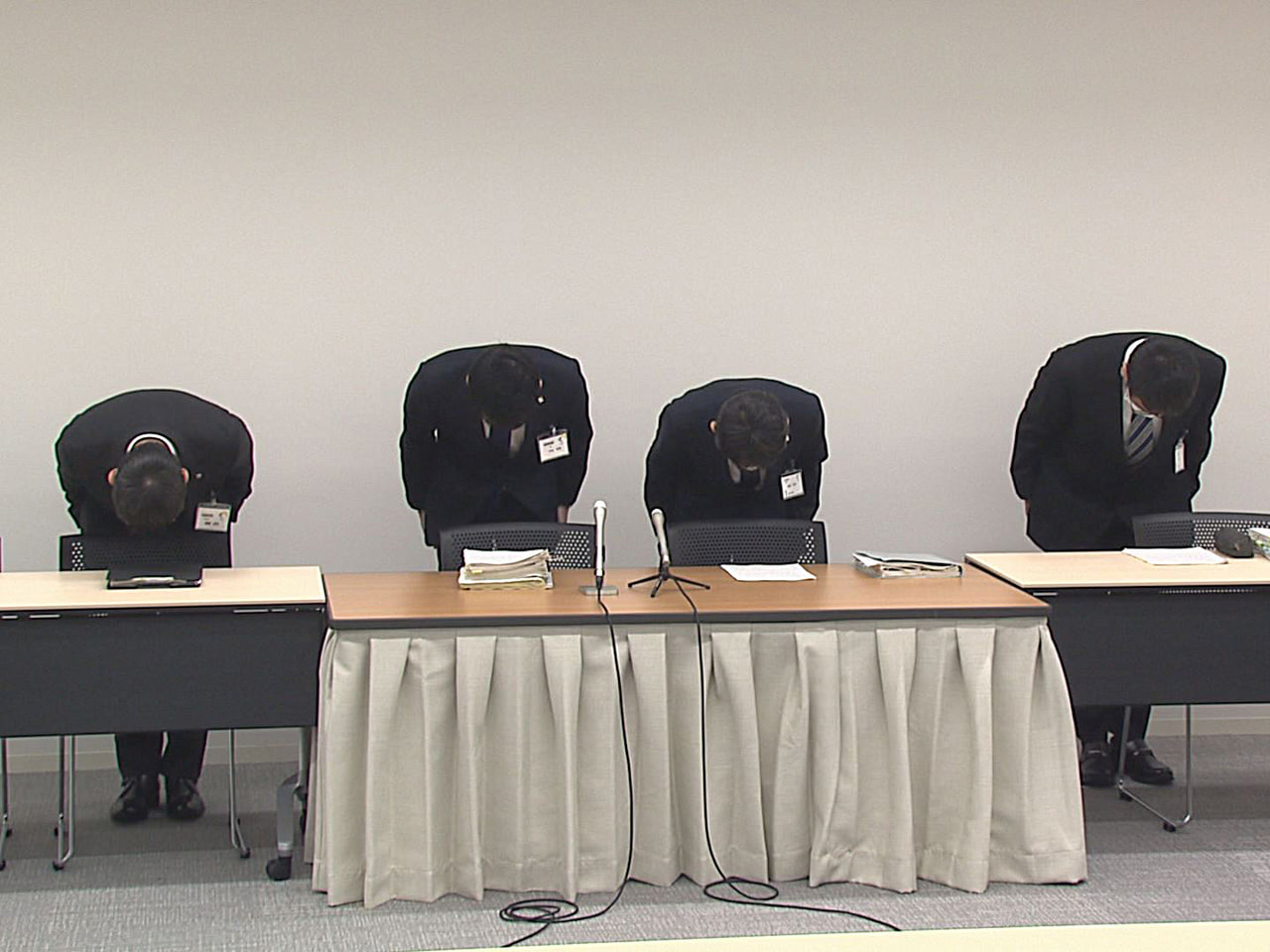 岐阜県教育委員会は30日、女子高校生にセクハラをした男性教諭と同僚の職員らにパワ...