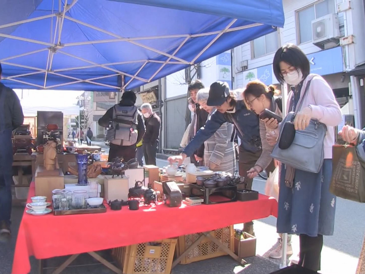 高山市中心部の「さんまち通り」で、10月までの毎月第一日曜恒例の「我楽多市(がら...