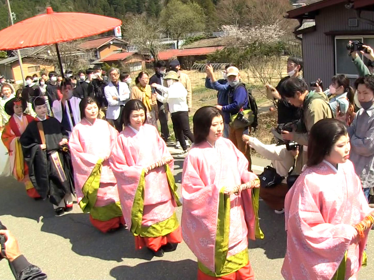 飛騨路に春の訪れを告げる「飛騨生きびな祭」が高山市で行われ、おひなさまに扮した女...