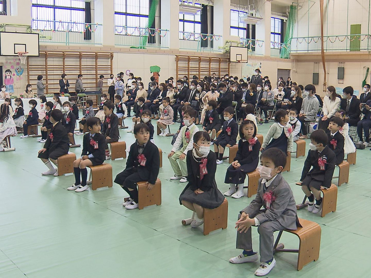 県内多くの小中学校で７日、入学式が行われ、新入学生が期待を胸に新たなスタートをき...