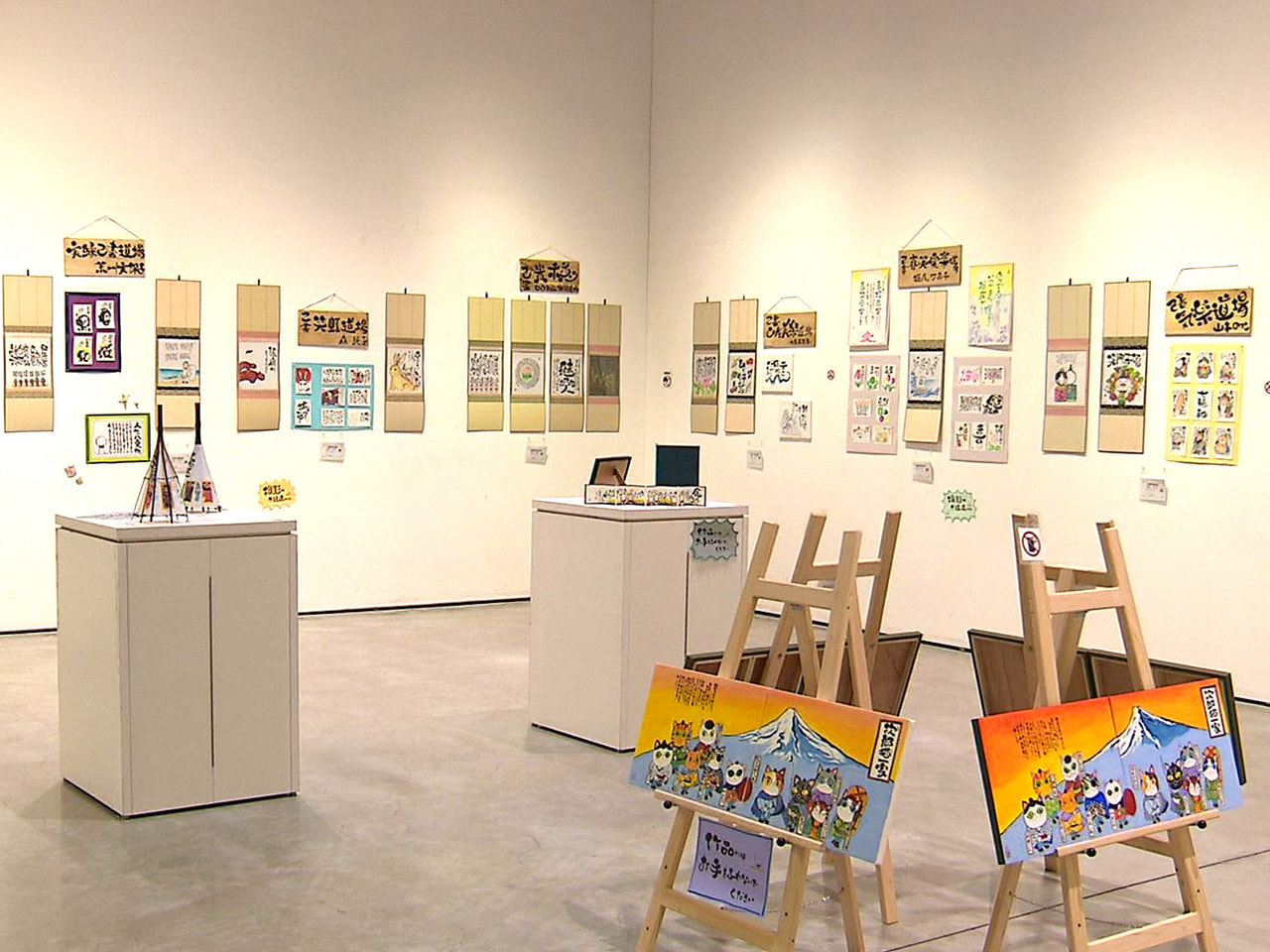 書き順や書き方にとらわれることなく、心のままに筆を走らせる「己書」の作品展が、7...