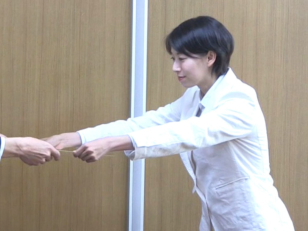 4月9日に投開票が行われた県議会議員選挙で当選を果たした46人へ11日、当選証書...