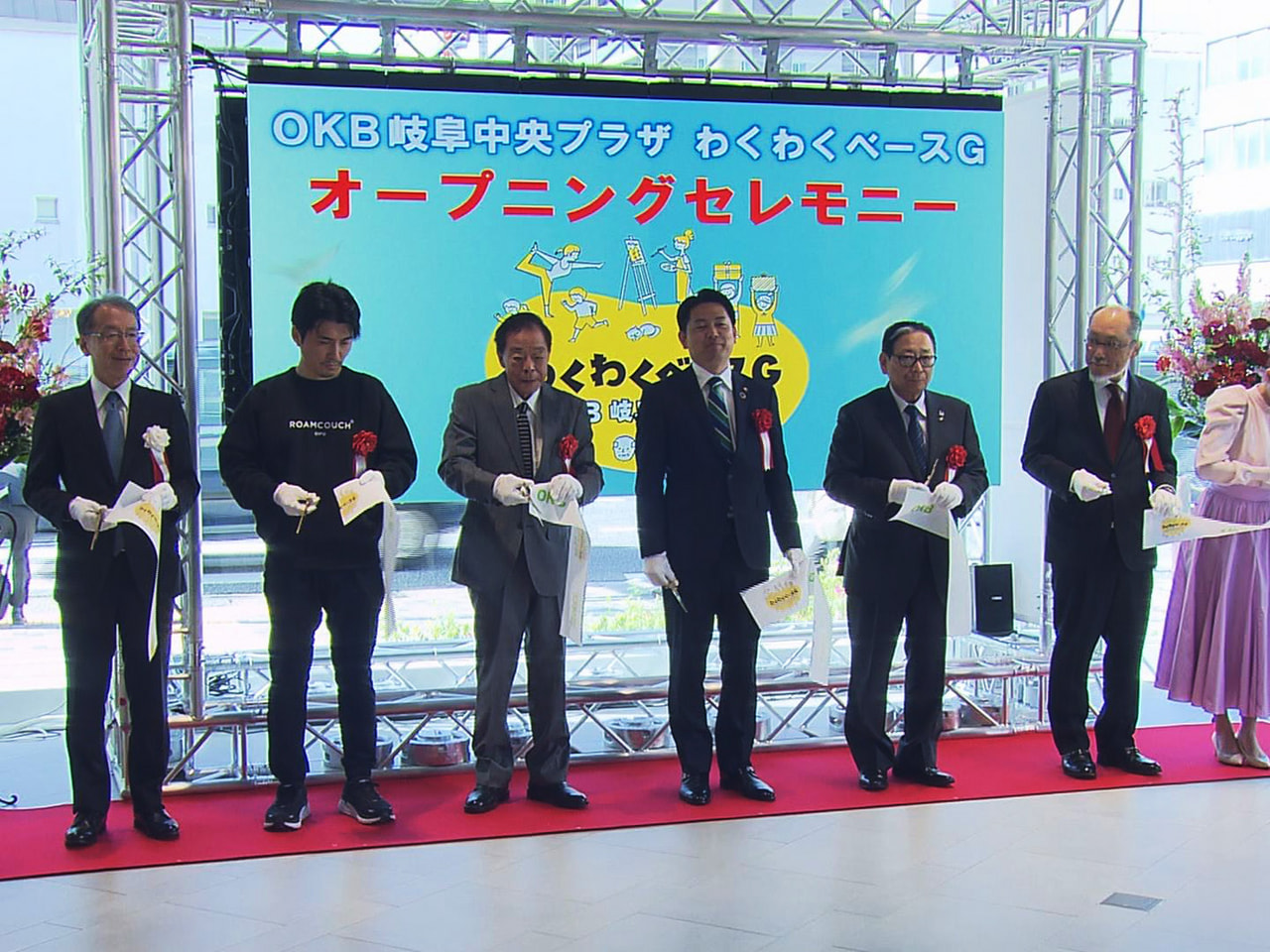 イベントの企画などを通して街の活性化に貢献する大垣共立銀行の新しい店舗が17日、...