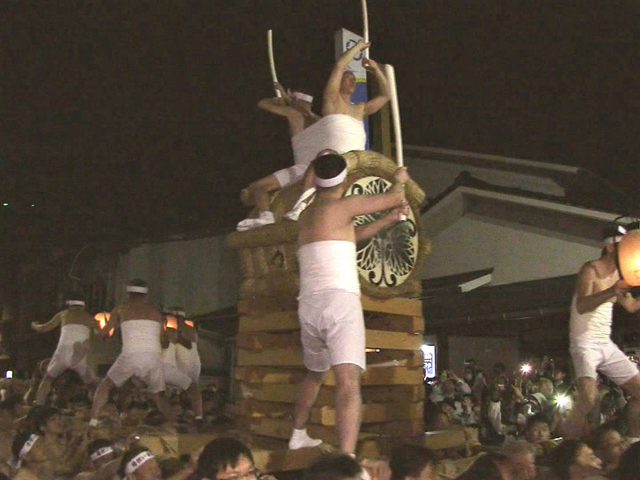 約４００年の伝統を誇る飛騨市の古川祭が１９日開幕し、夜には４年ぶりに「起し太鼓」...