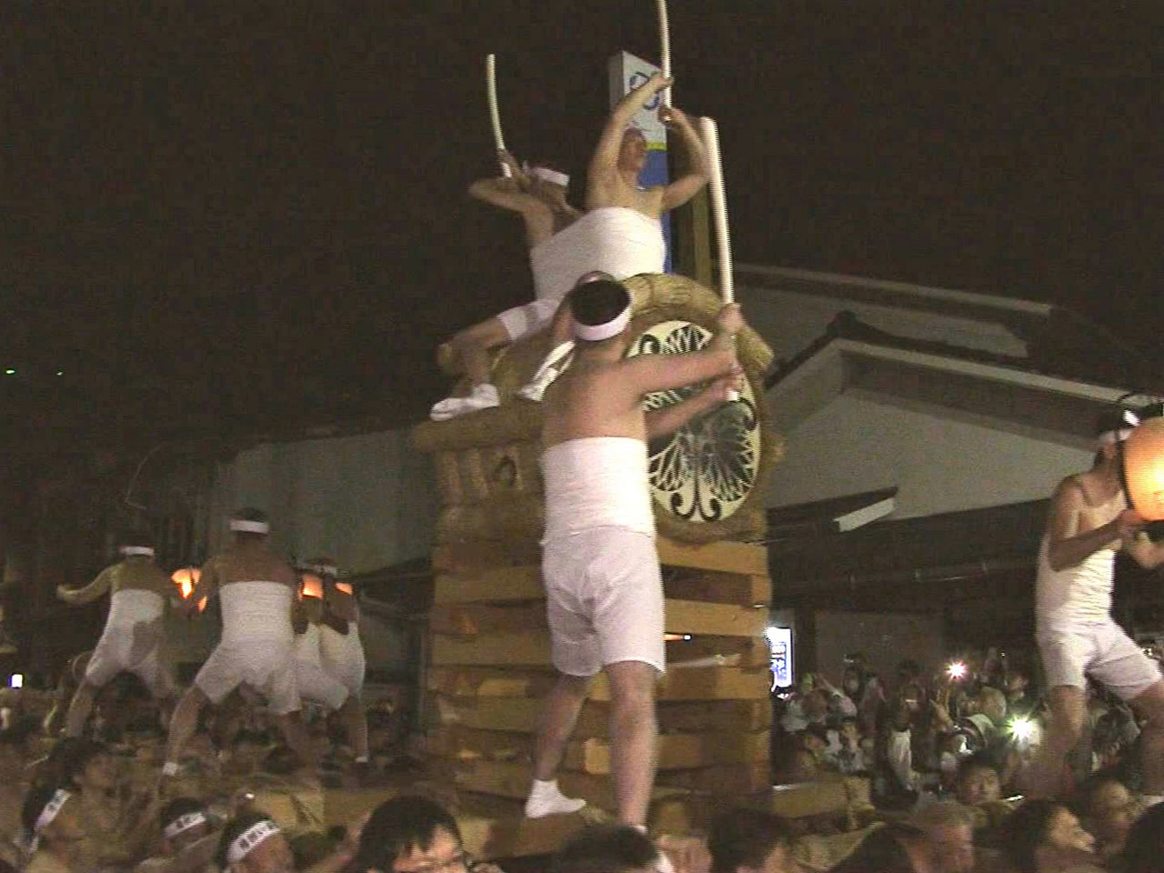 約400年の伝統を誇る飛騨市の古川祭が19日開幕し、夜には4年ぶりに「起し太鼓」...