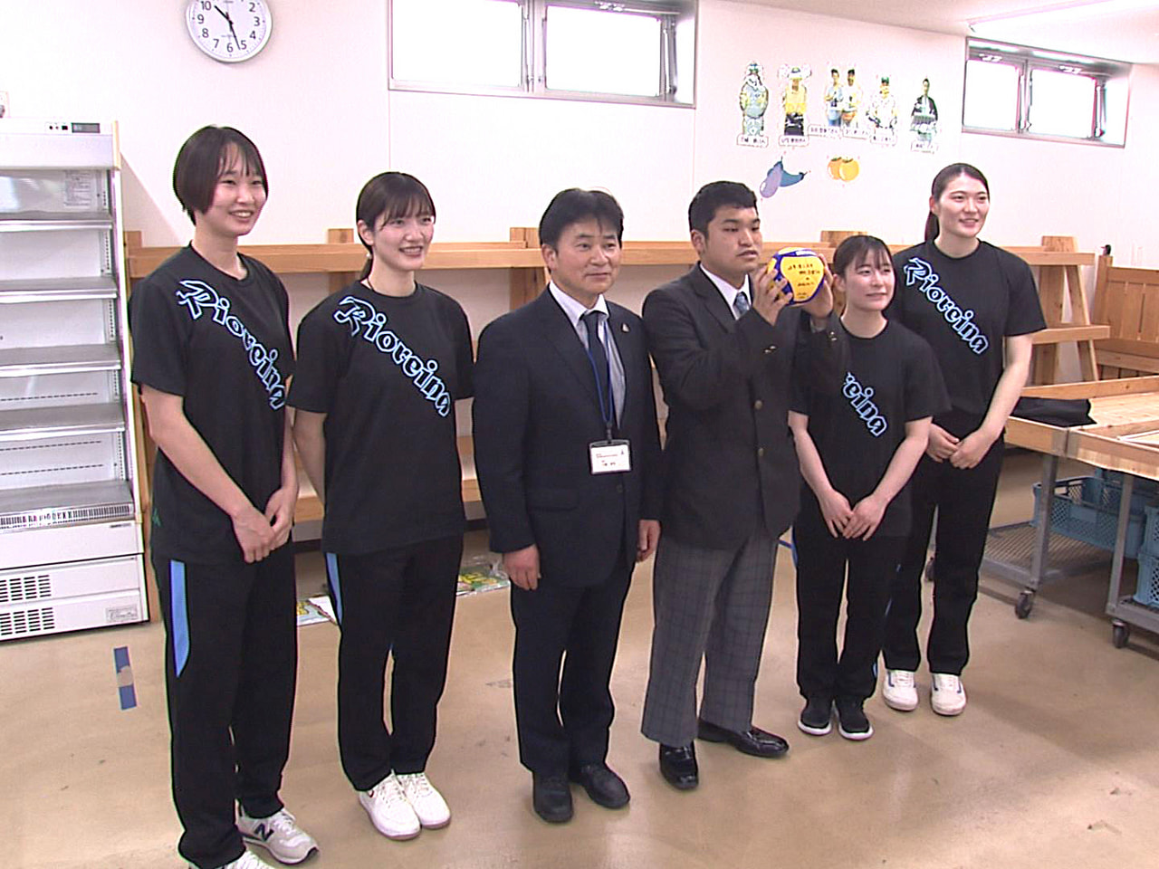 バレーボールVリーグ女子2部の「JAぎふリオレーナ」の選手らが21日、特別支援学...