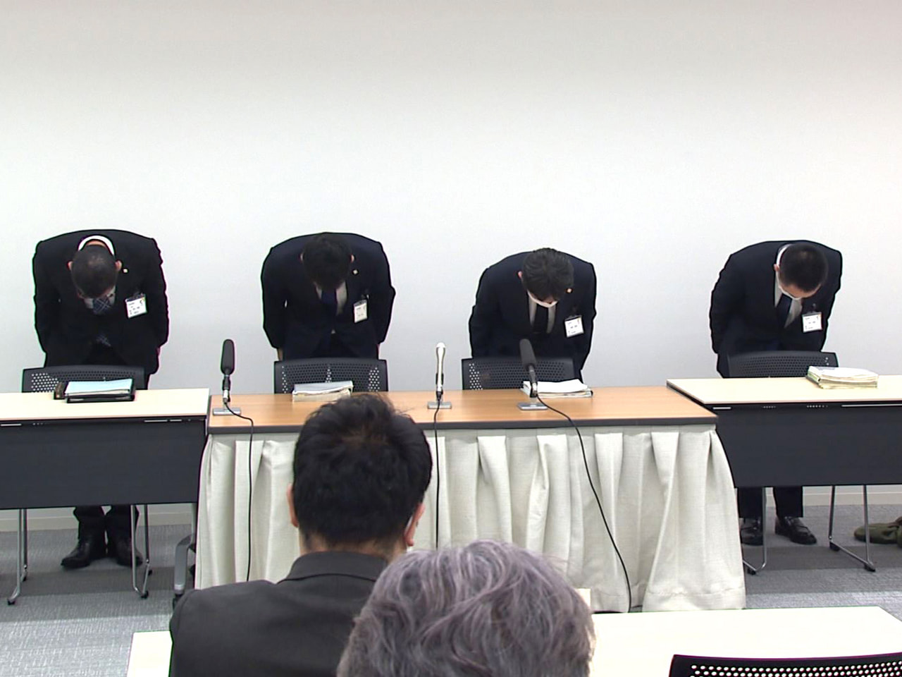 県教育委員会は21日、教え子の女子生徒と交際しみだらな行為をした県立高校の32歳...