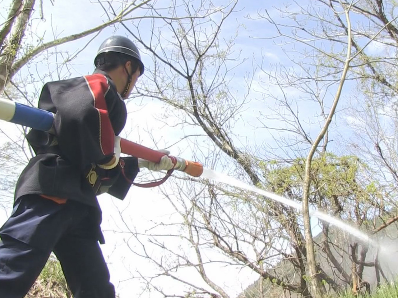 山火事を想定した消防署と消防団による合同消防訓練が高山市で行われ、参加者が消火活...