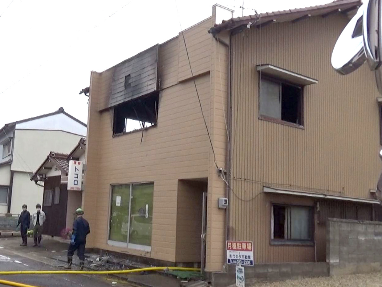 24日午前、各務原市で住宅が焼ける火事があり、この家に住む男性が死亡しました。 ...