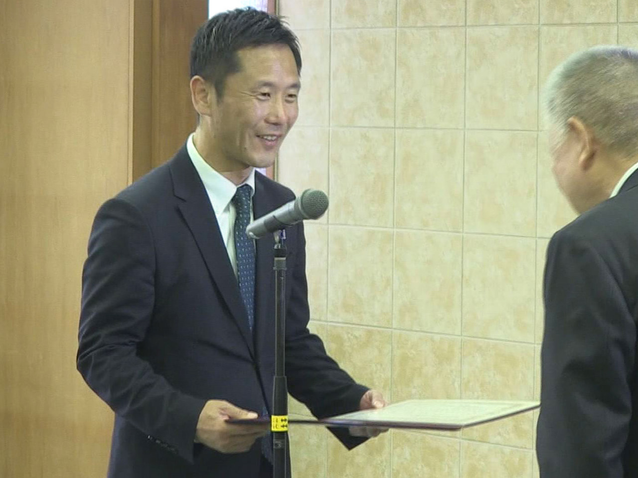 ２３日に投開票された多治見市長選で初当選した高木貴行さんに２４日、当選証書が手渡...