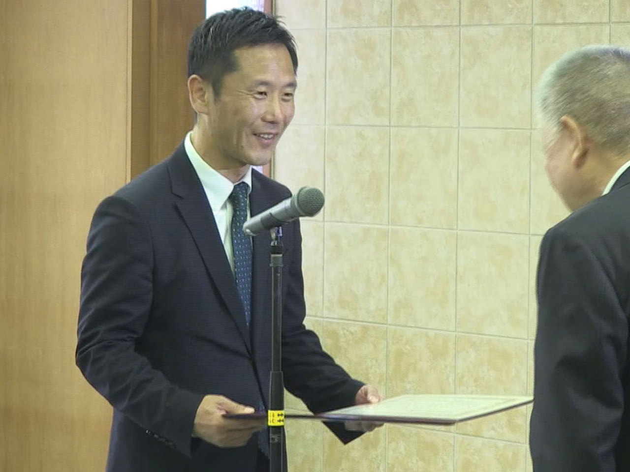 23日に投開票された多治見市長選で初当選した高木貴行さんに24日、当選証書が手渡...
