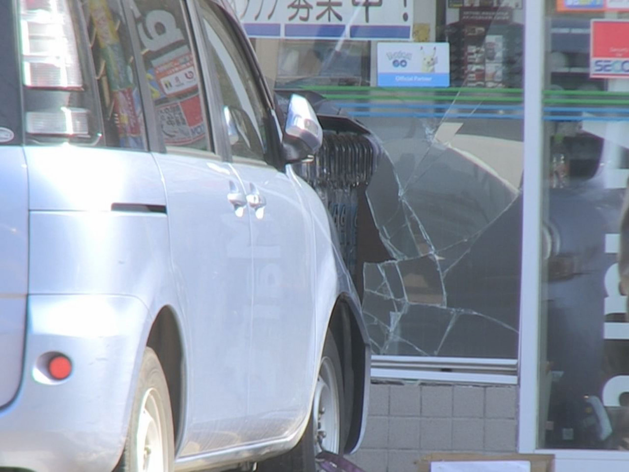 27日朝、飛騨市のコンビニエンスストアに乗用車が突っ込み、店内にいた男女2人が軽...